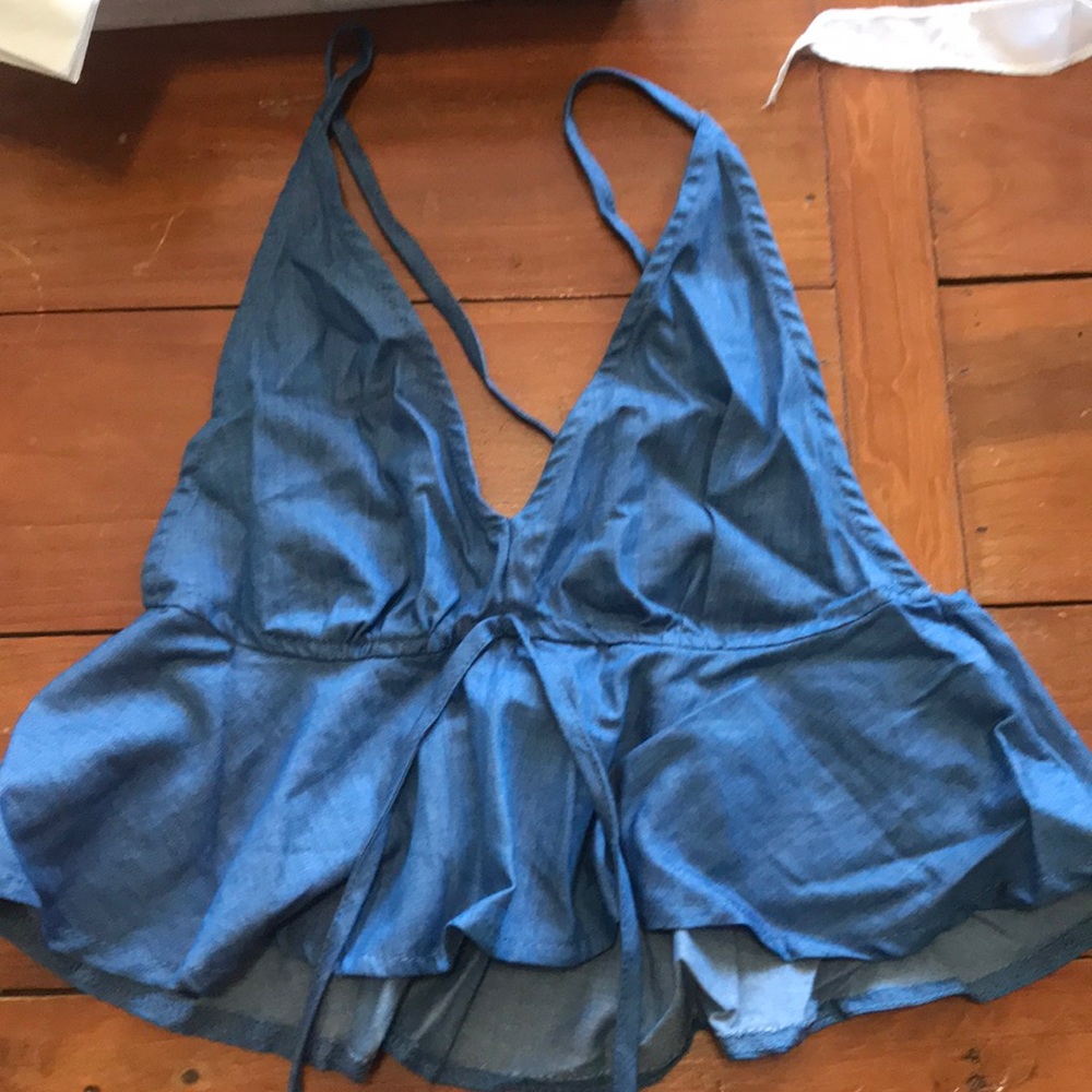 Blue cropped shirt
